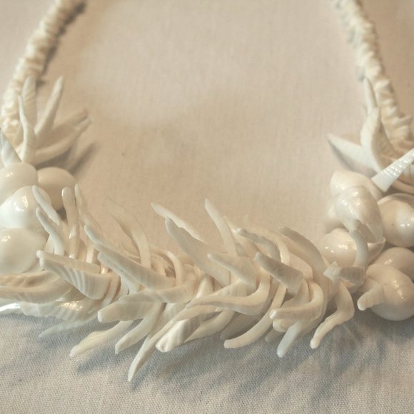 Reduced! WHITE Hawaiian Style STATEMENT NECKLACE - Picture 3 of 6